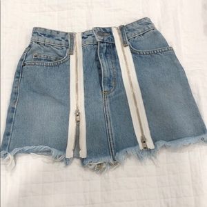 Denim skirt with zippers on the side